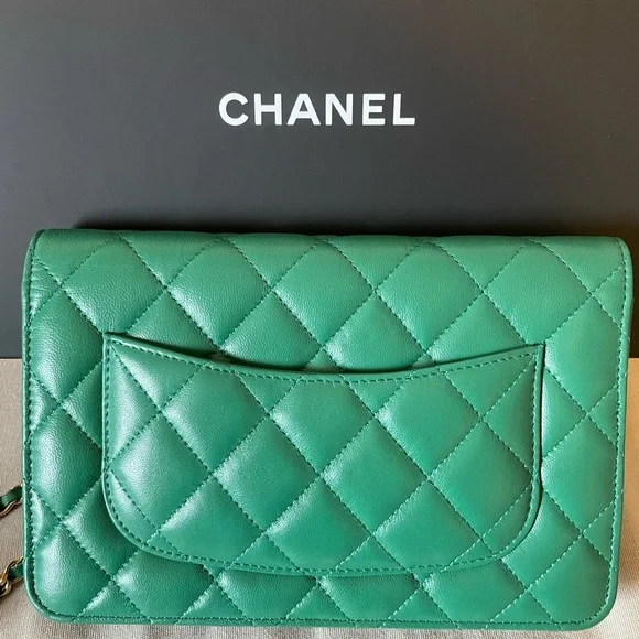 CHANEL 22A GREEN WALLET ON CHAIN - Picture 5 of 8